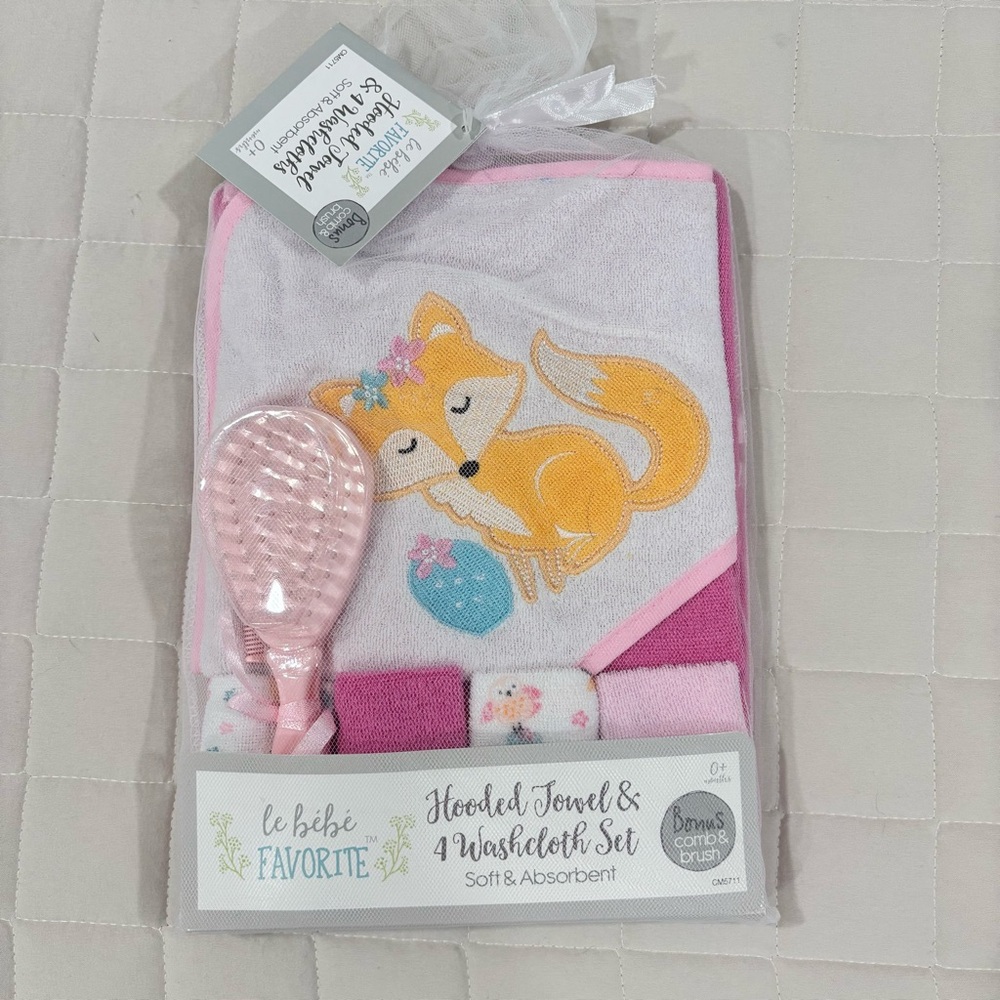 NWT Le Bebe Hooded Towel and 4 Washcloth Comb and Brush Girl Gift Set